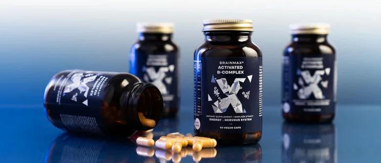 Fotografie lahviček s vitamínovými doplňky na modrém pozadí.