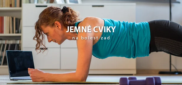 Žena dělá cvik na desce pro úlevu od bolesti zad.