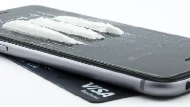 Bílý prášek na displeji mobilního telefonu