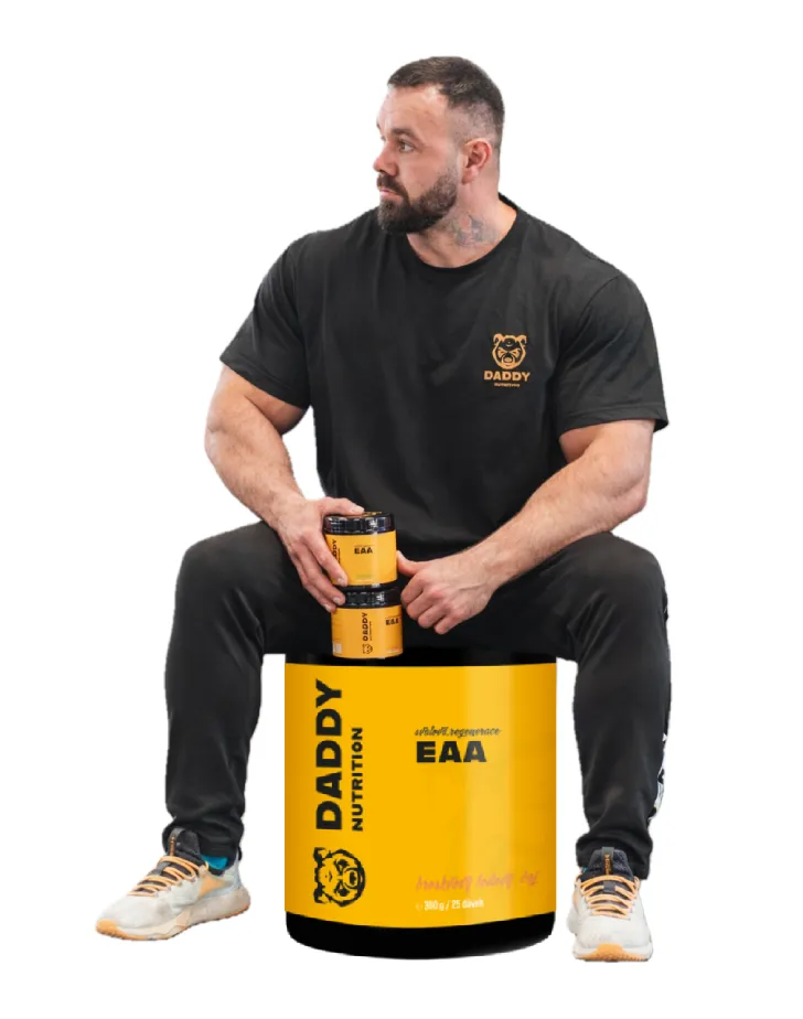 Muž sedí na velkém kontejneru s doplňkem EAA značky Daddy Nutrition.