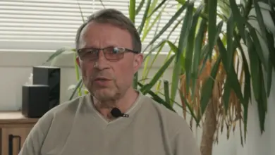 Muž s mikrofonem vysvětluje afázii v interiéru.