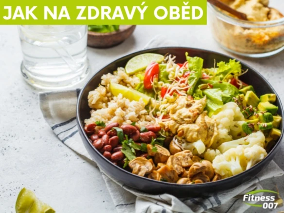 Zdravý oběd s rýží, fazolími, brokolicí a avokádem
