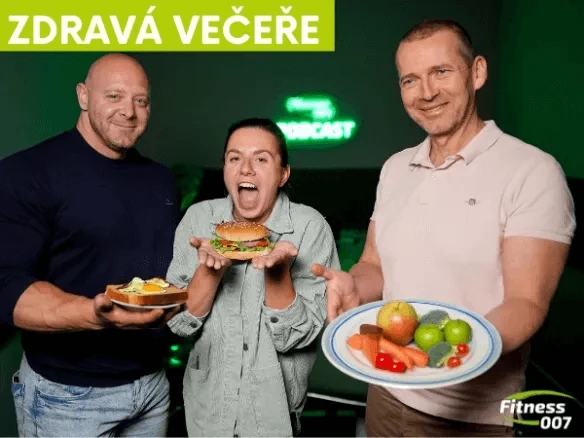 Tři lidé drží talíře s ovocem, zeleninou a zdravou stravou.