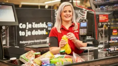 Kasírka drží žluté těstoviny z konjaku za pokladnou.